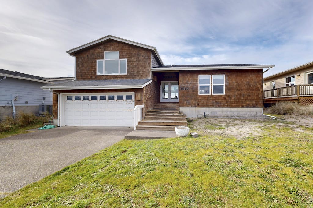 Waterfront Home w/Private Hot Tub, Ping-Pong, Free WiFi, & Washer/Dryer