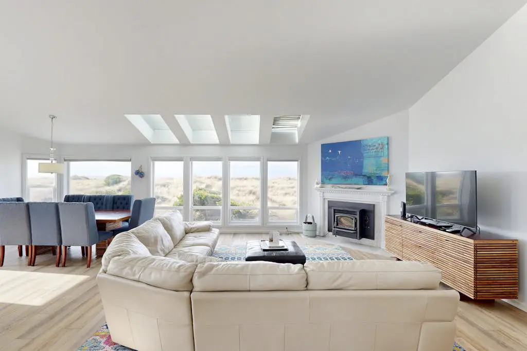 Waterfront Home withPrivate Hot Tub, Ping-Pong, Free WiFi, & washer&dryer