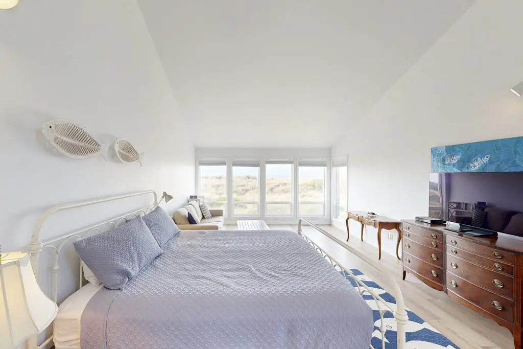 Waterfront Home withPrivate Hot Tub, Ping-Pong, Free WiFi, & washer&dryer