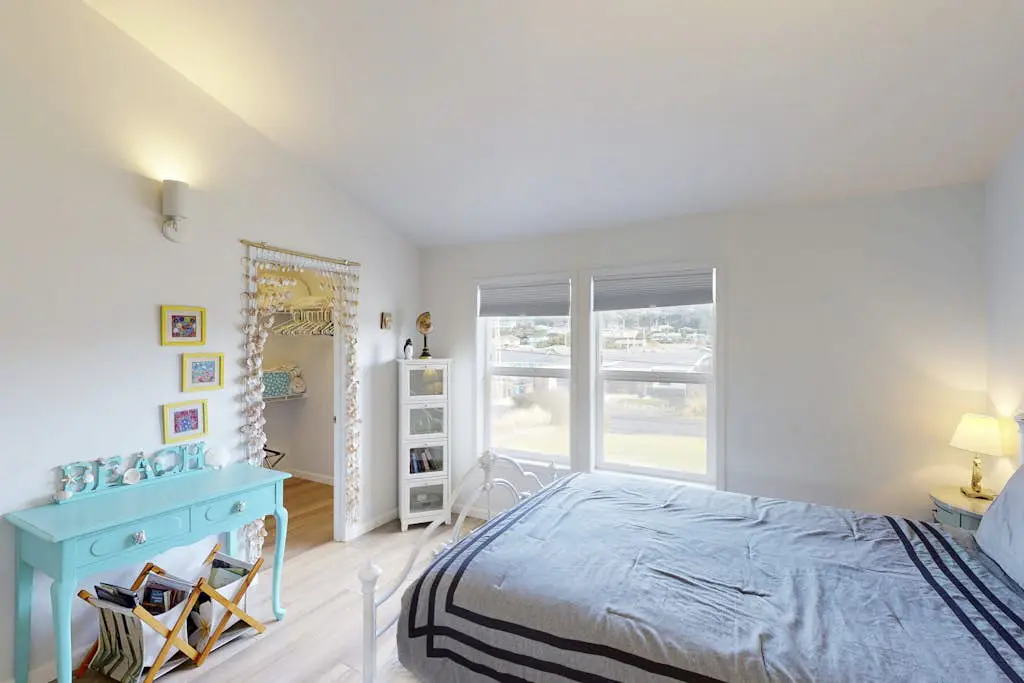 Waterfront Home withPrivate Hot Tub, Ping-Pong, Free WiFi, & washer&dryer