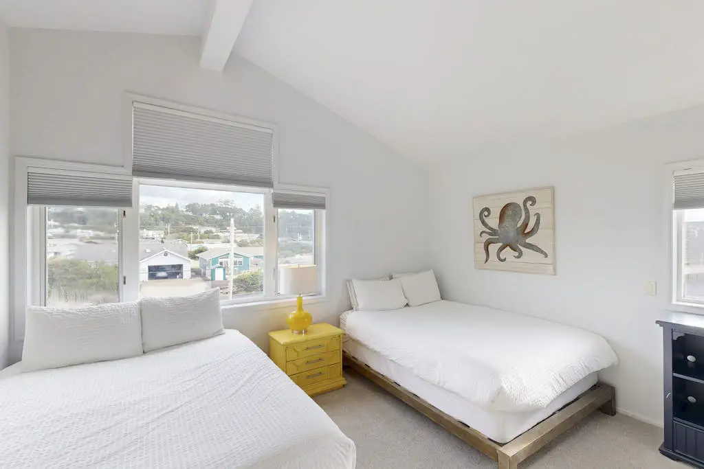 Waterfront Home withPrivate Hot Tub, Ping-Pong, Free WiFi, & washer&dryer