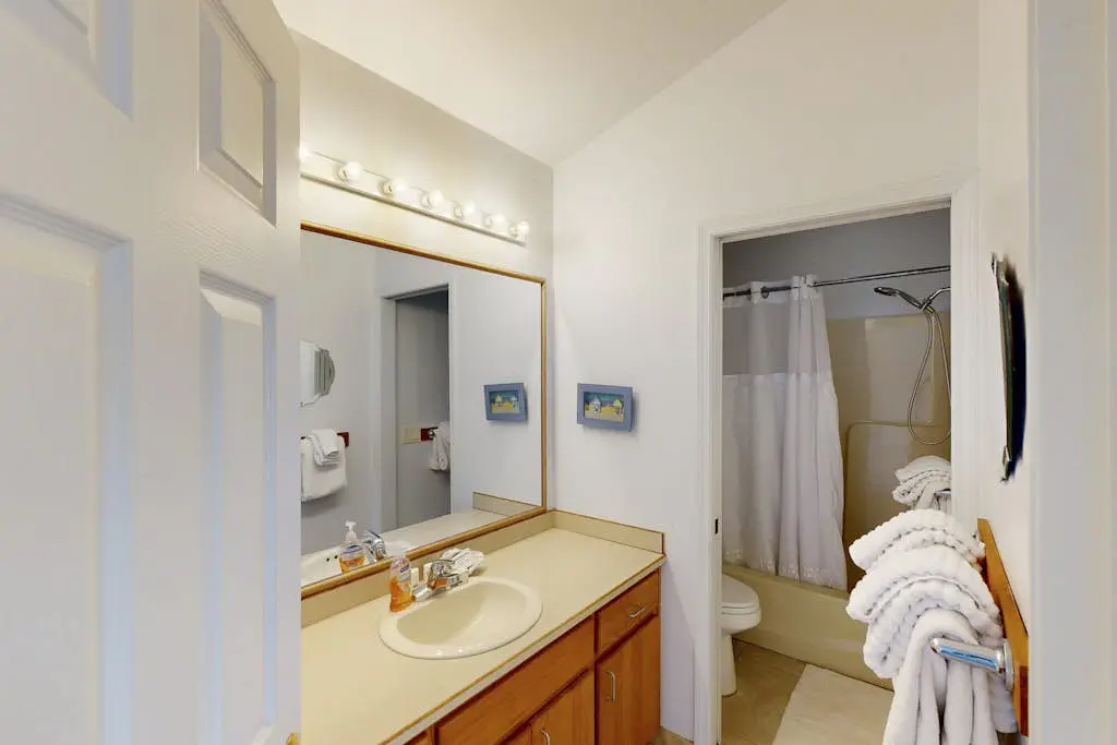 Waterfront Home withPrivate Hot Tub, Ping-Pong, Free WiFi, & washer&dryer