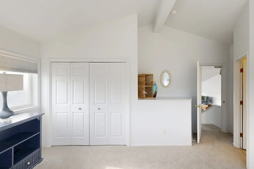 Waterfront Home withPrivate Hot Tub, Ping-Pong, Free WiFi, & washer&dryer
