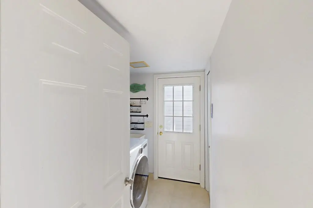 Waterfront Home withPrivate Hot Tub, Ping-Pong, Free WiFi, & washer&dryer