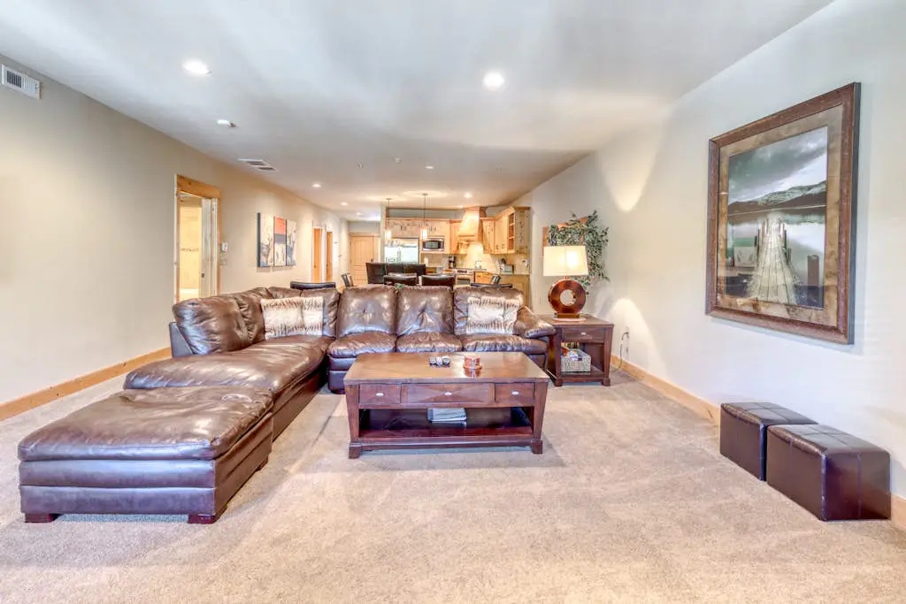 Luxury mountain condo withshared pool & hot tub, patio, & easy ski access