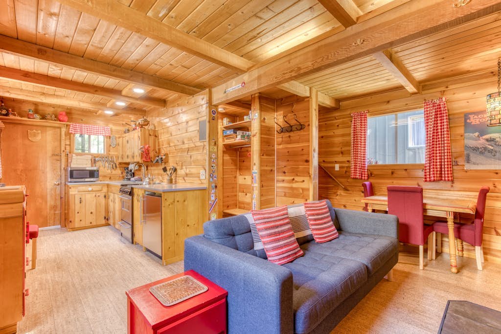 Rustic & cozy cabin with fast WiFi & games - close to slopes, dining & golf