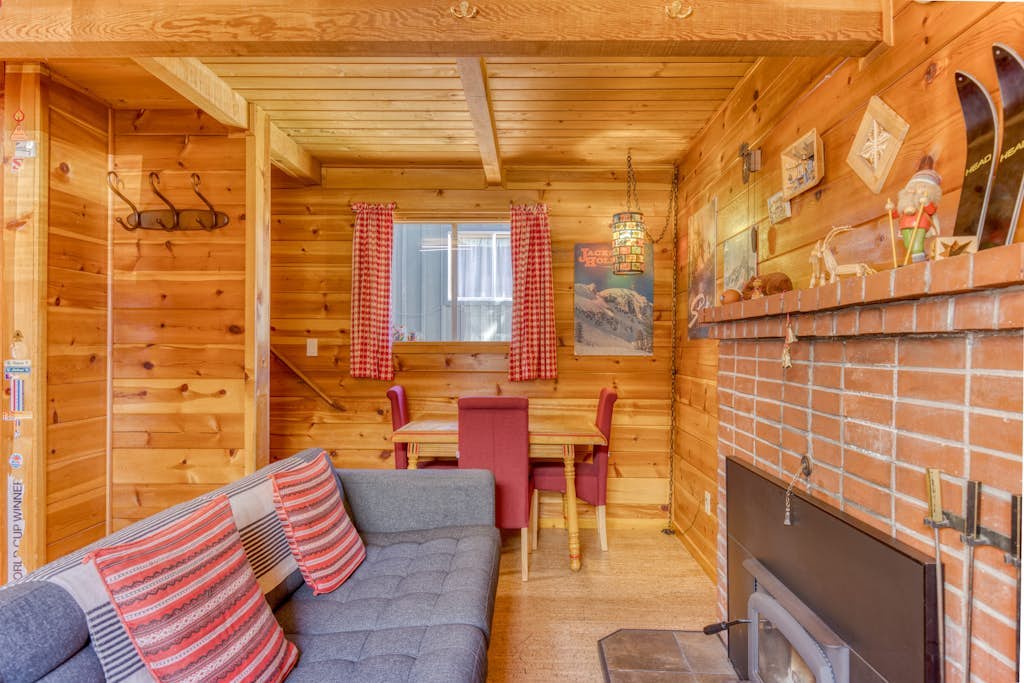 Rustic & cozy cabin with fast WiFi & games - close to slopes, dining & golf