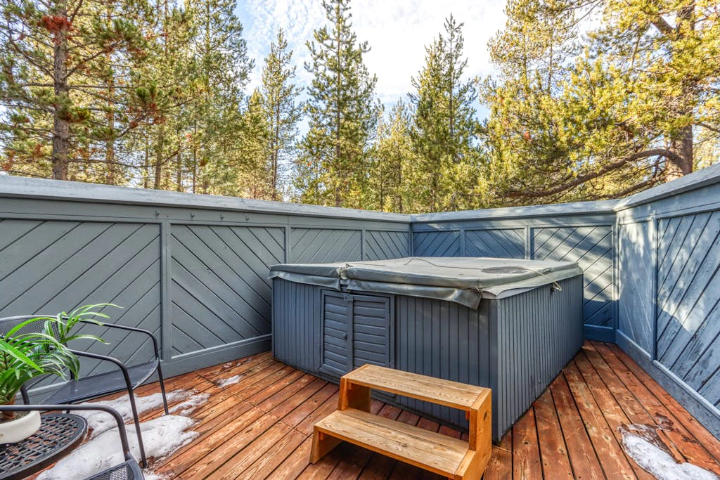 Modern home with free WiFi, private hot tub, shared pool, & SHARC passes