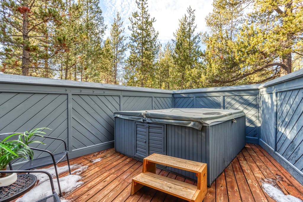 Modern home with free WiFi, private hot tub, shared pool, & SHARC passes