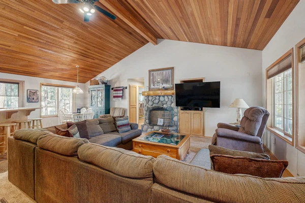 Resort home in great Sunriver location with SHARC passes, private hot tub, pools