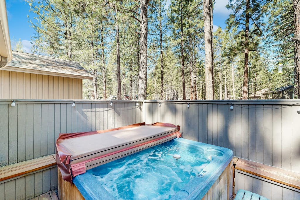 Resort home in great Sunriver location with SHARC passes, private hot tub, pools