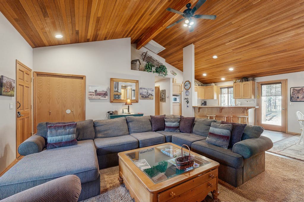 Resort home in great Sunriver location with SHARC passes, private hot tub, pools