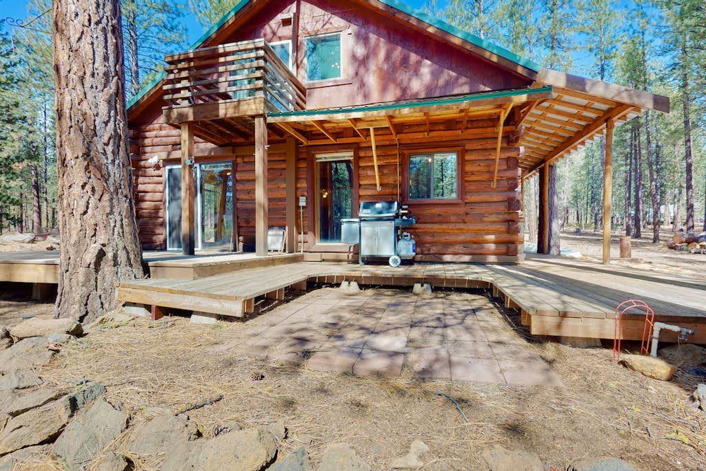 Cozy & colorful retreat with a deck, grill, wood stove, board games, W&D, & AC