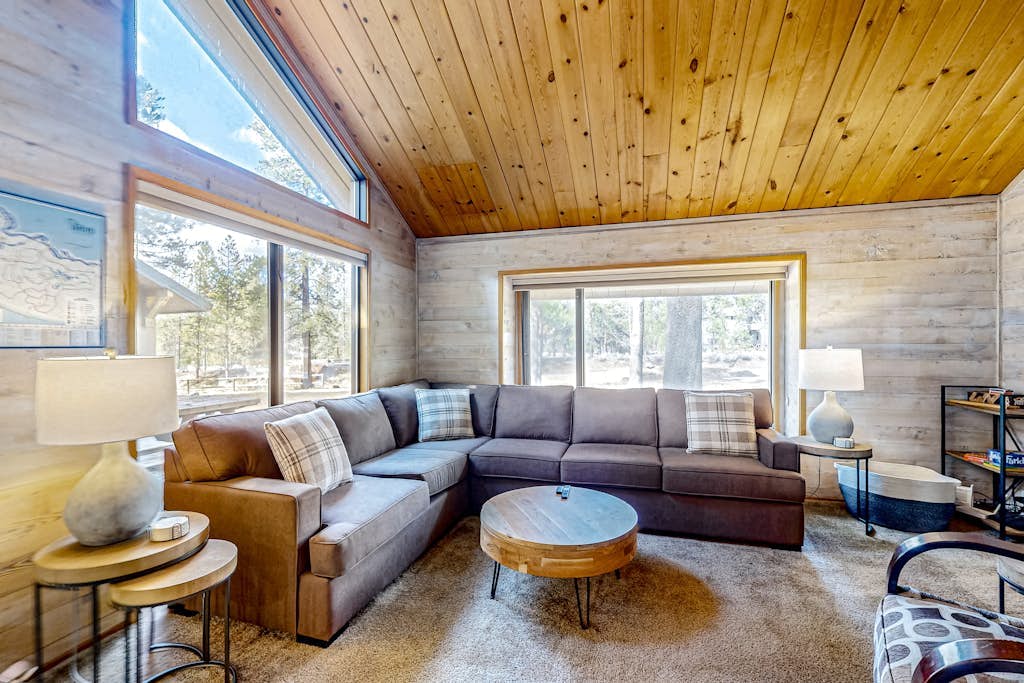 Central Oregon cabin with SHARC amenities, fireplace, & grill - near skiing