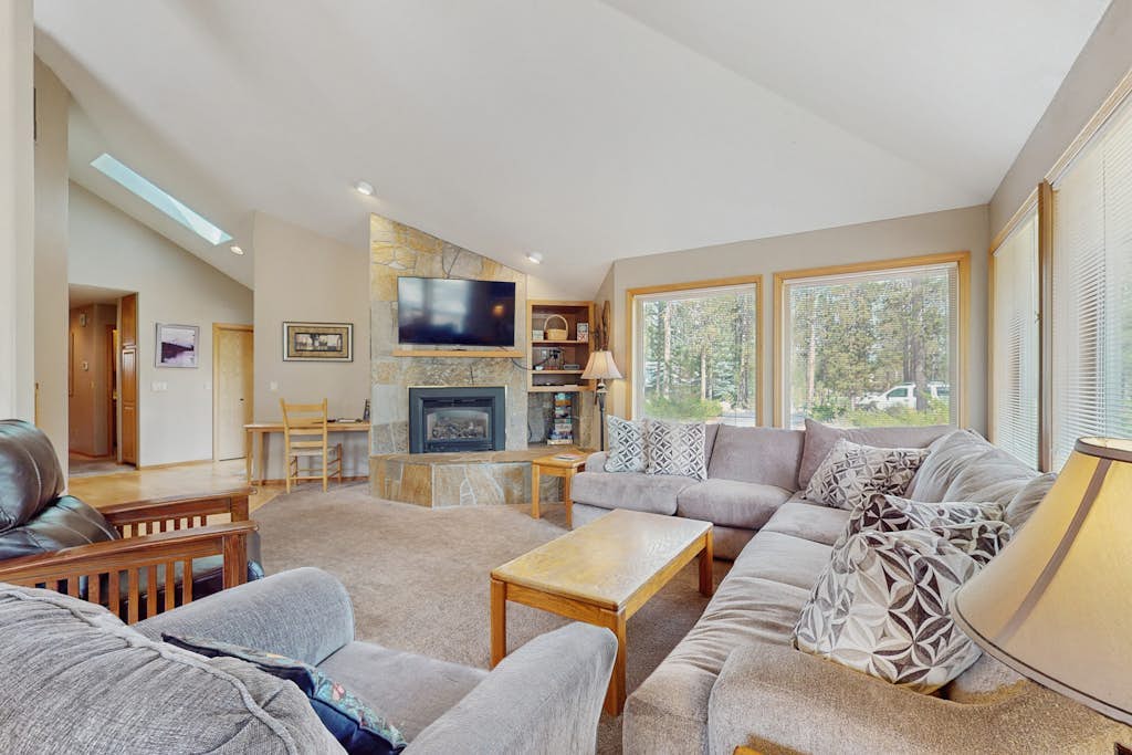 Warm and roomy dog-friendly retreat with a private hot tub, shared pool & tennis