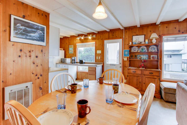 Cozy Cottage with Spectacular Ocean Views - Dog Friendly