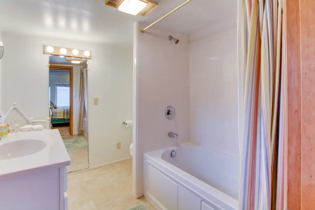 Cozy Cottage with Spectacular Ocean Views - Dog Friendly
