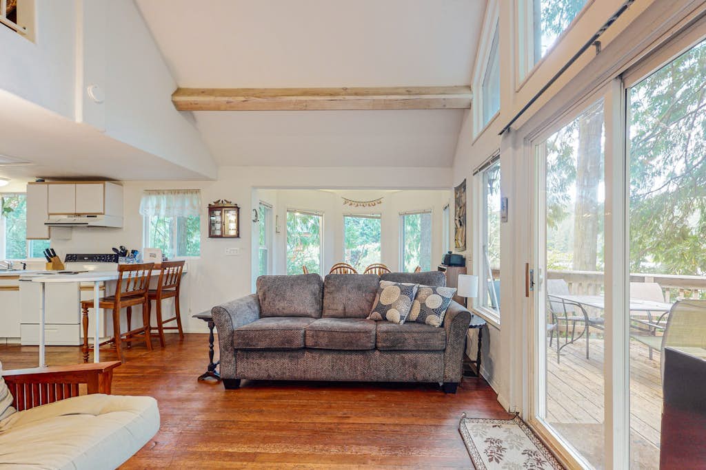 Beautiful Dog-Friendly Home on the Lake - Great Views & Private Dock