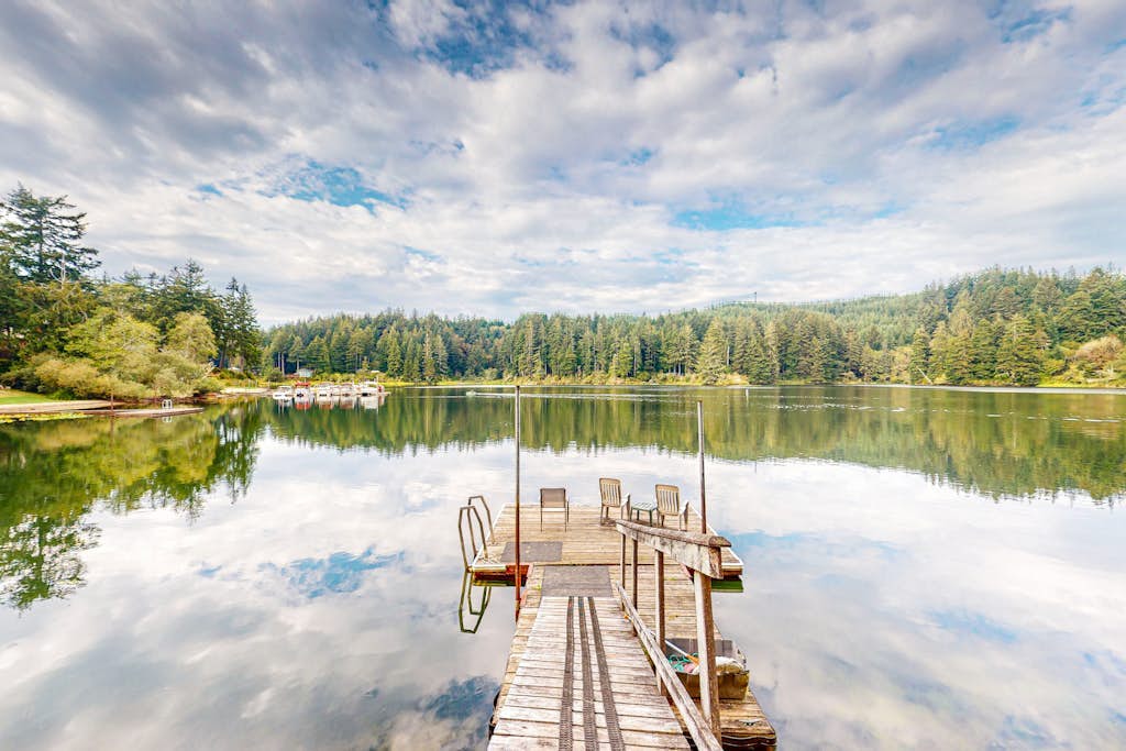 Beautiful Dog-Friendly Home on the Lake - Great Views & Private Dock