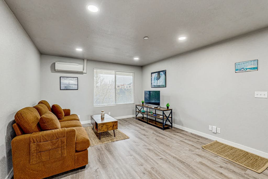 Spacious condo, close to the river, with WiFi, streaming, washer/dryer