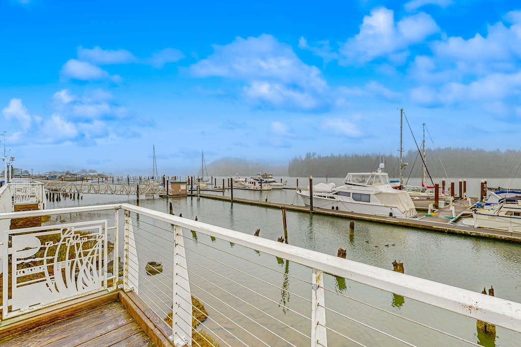 Spacious condo, close to the river, with WiFi, streaming, washer/dryer