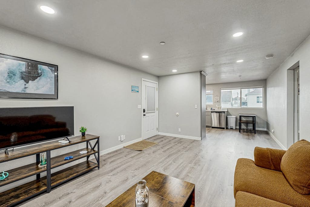 Spacious condo, close to the river, with WiFi, streaming, washer&dryer