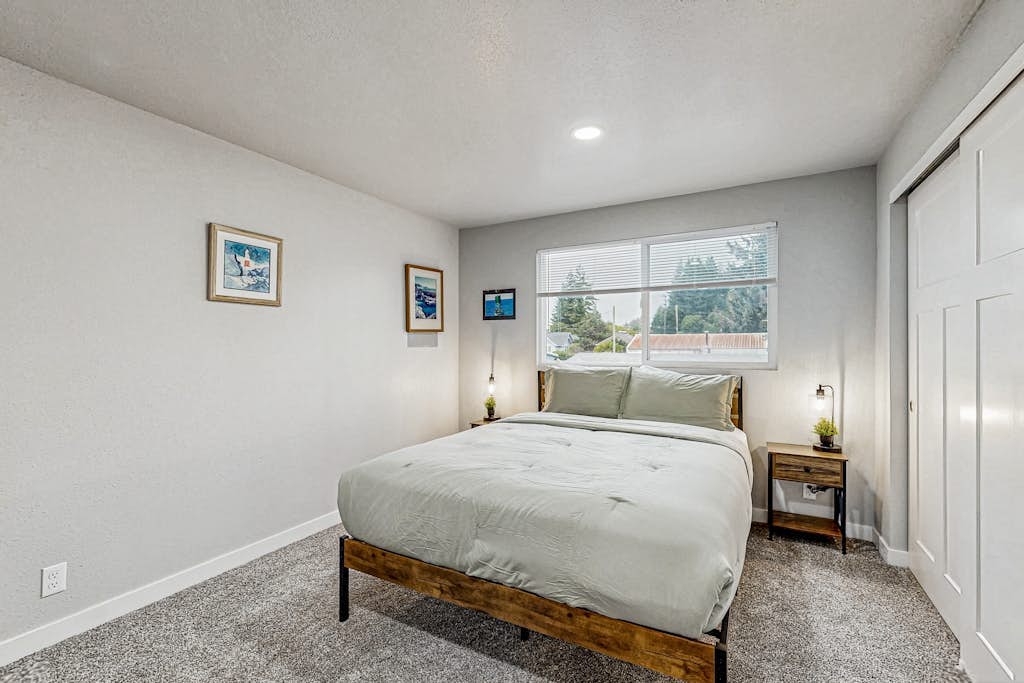 Spacious condo, close to the river, with WiFi, streaming, washer&dryer
