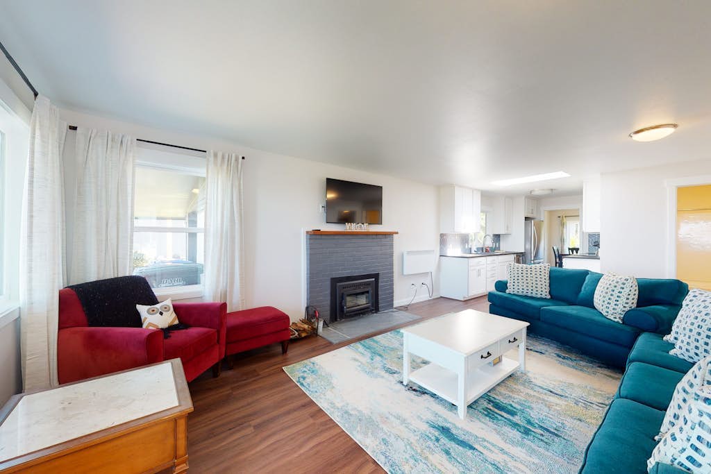 Beautifully renovated home across street from beach access - dogs welcome