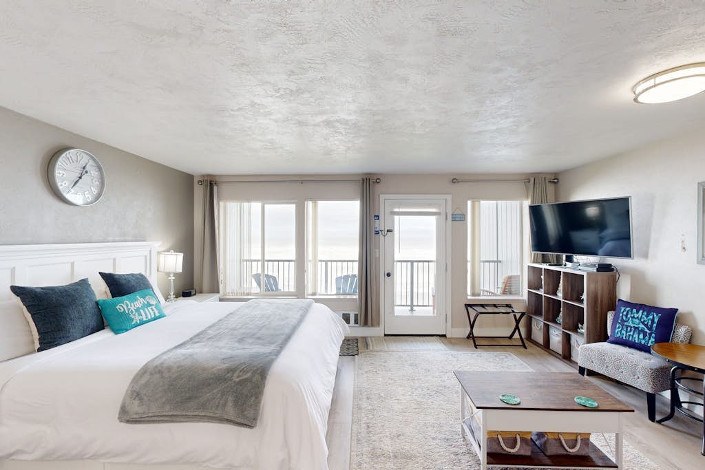 Stylish Escape W/ Shared Pool, Direct Beach Access, Private Balcony & Ocean View