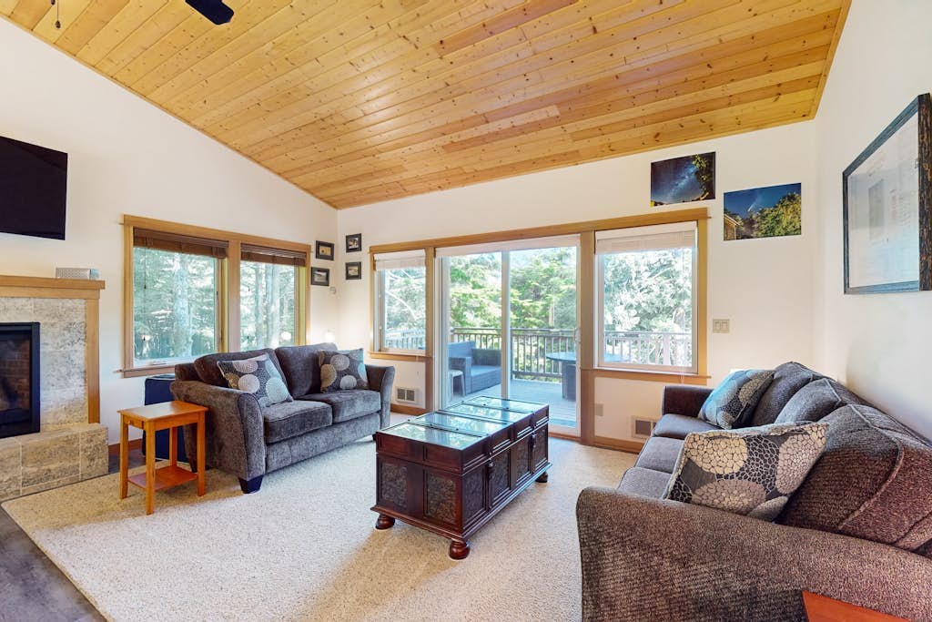 Cape Arch, your cozy coastal escape with patio, balcony and close to beach