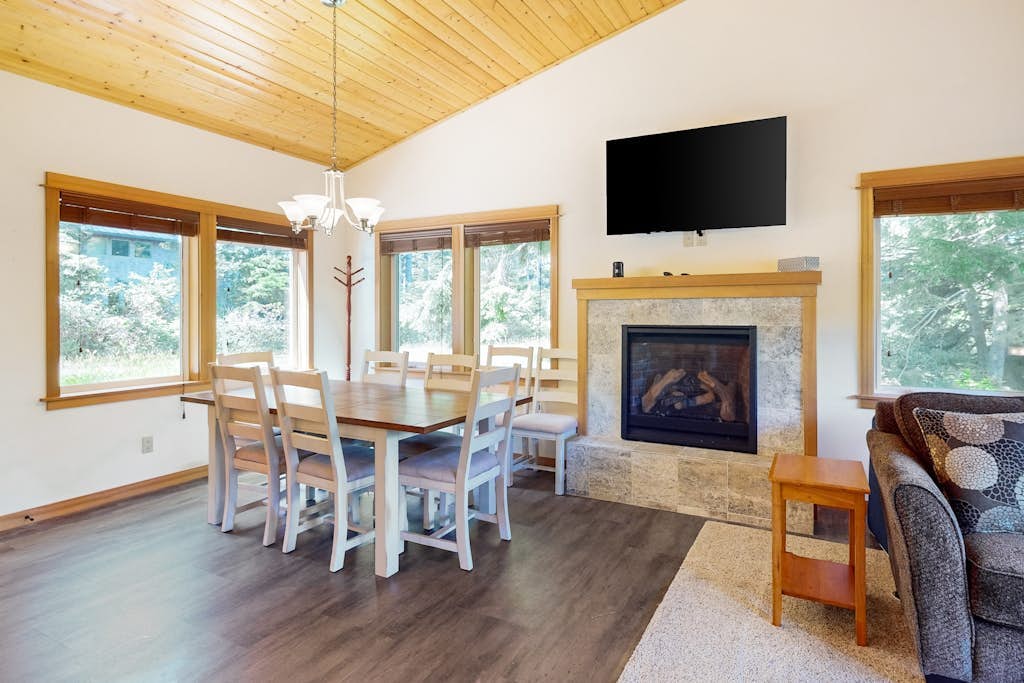 Cape Arch, your cozy coastal escape with patio, balcony and close to beach