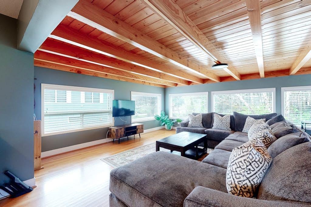 Coastal beach retreat with deck, grill, fireplace, washer/dryer, and free WiFi