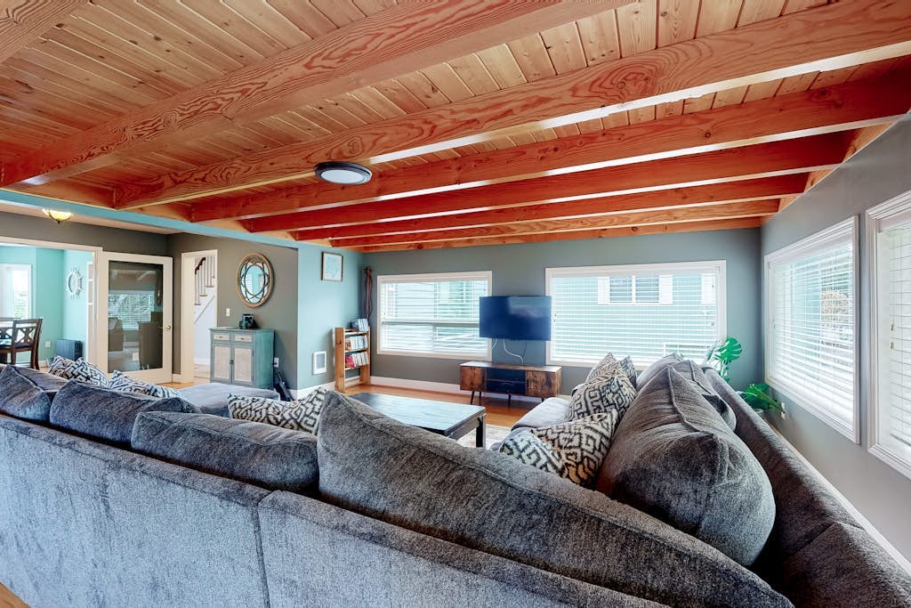 Coastal beach retreat with deck, grill, fireplace, washer/dryer, and free WiFi