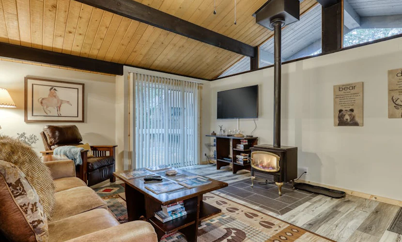 Remodeled home with hot tub, SHARC passes, & close to Sunriver Village - dogs OK