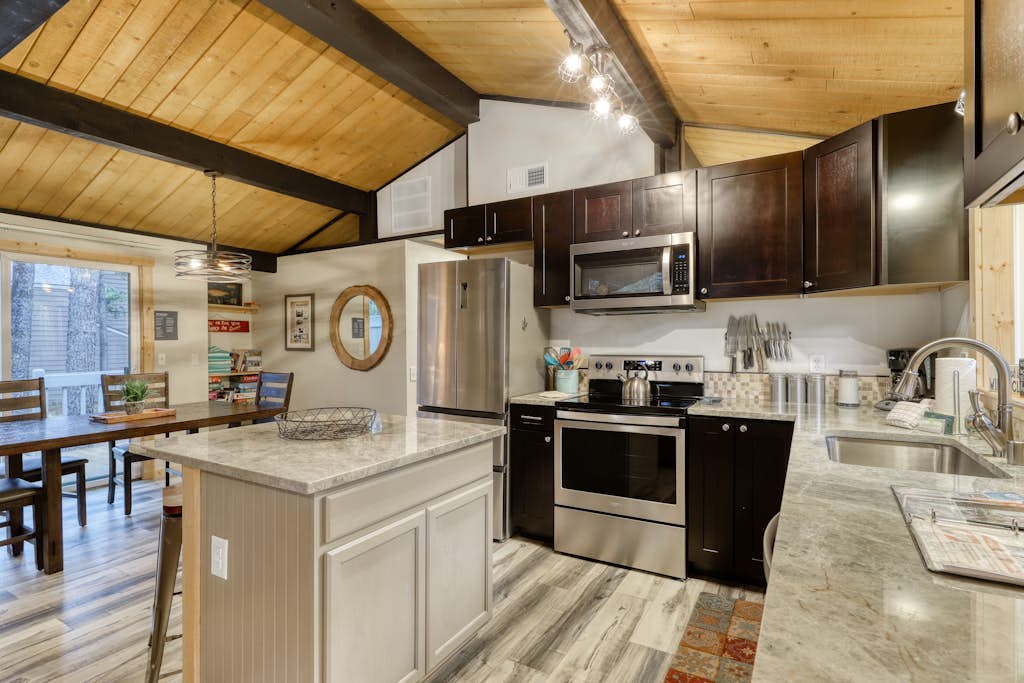 Remodeled home with hot tub, SHARC passes, & close to Sunriver Village - dogs OK