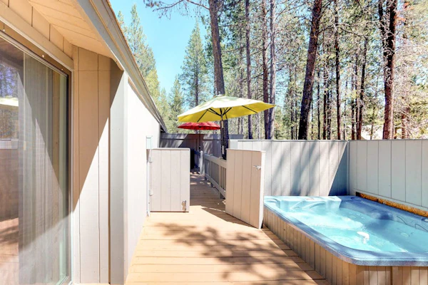 Remodeled home with hot tub, SHARC passes, & close to Sunriver Village - dogs OK