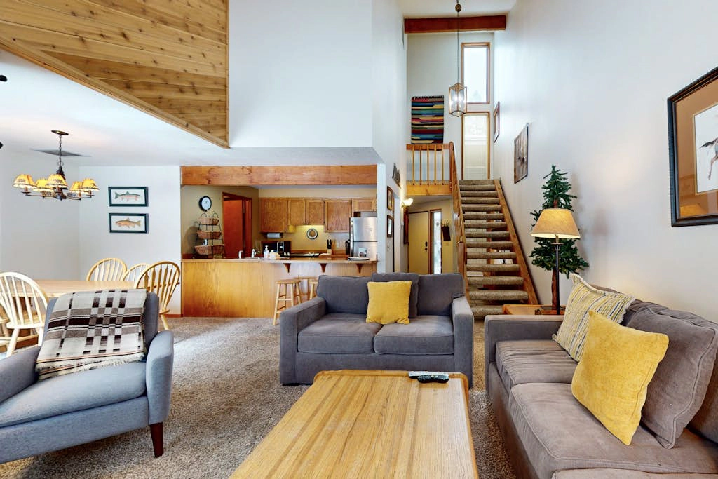 Open & modern condo with pool, hot tub, fireplace & W&D