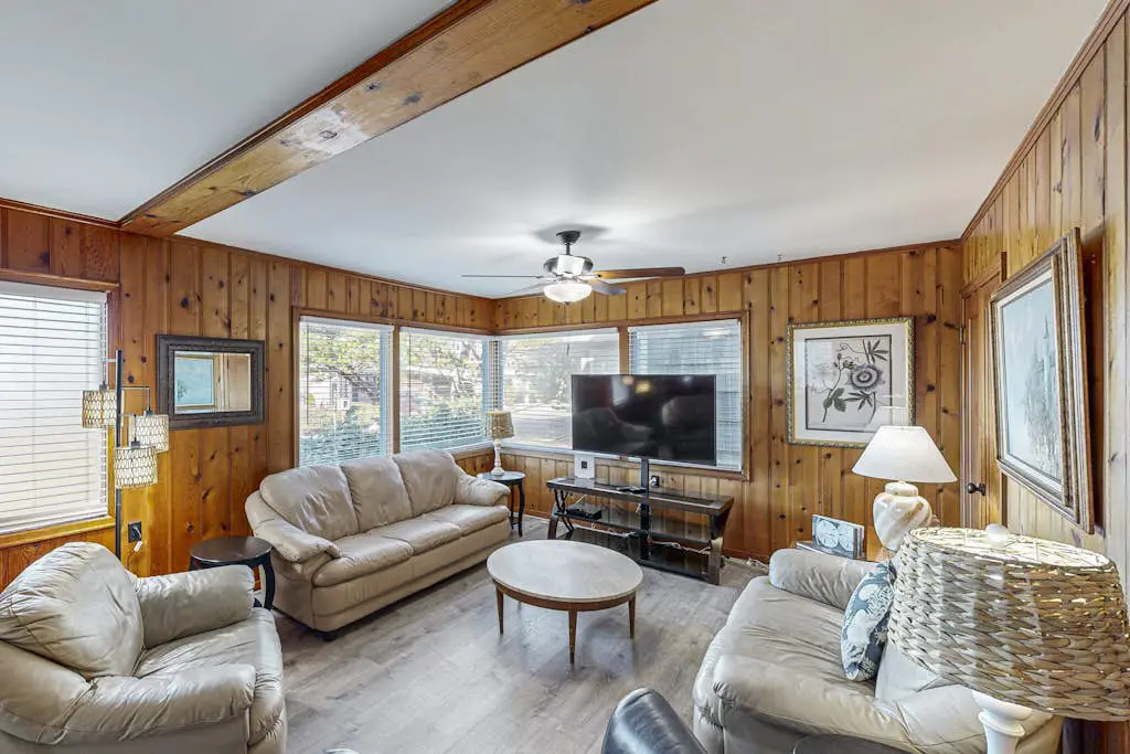 Spacious family friendly home, one block to the beach, with WiFi and game room