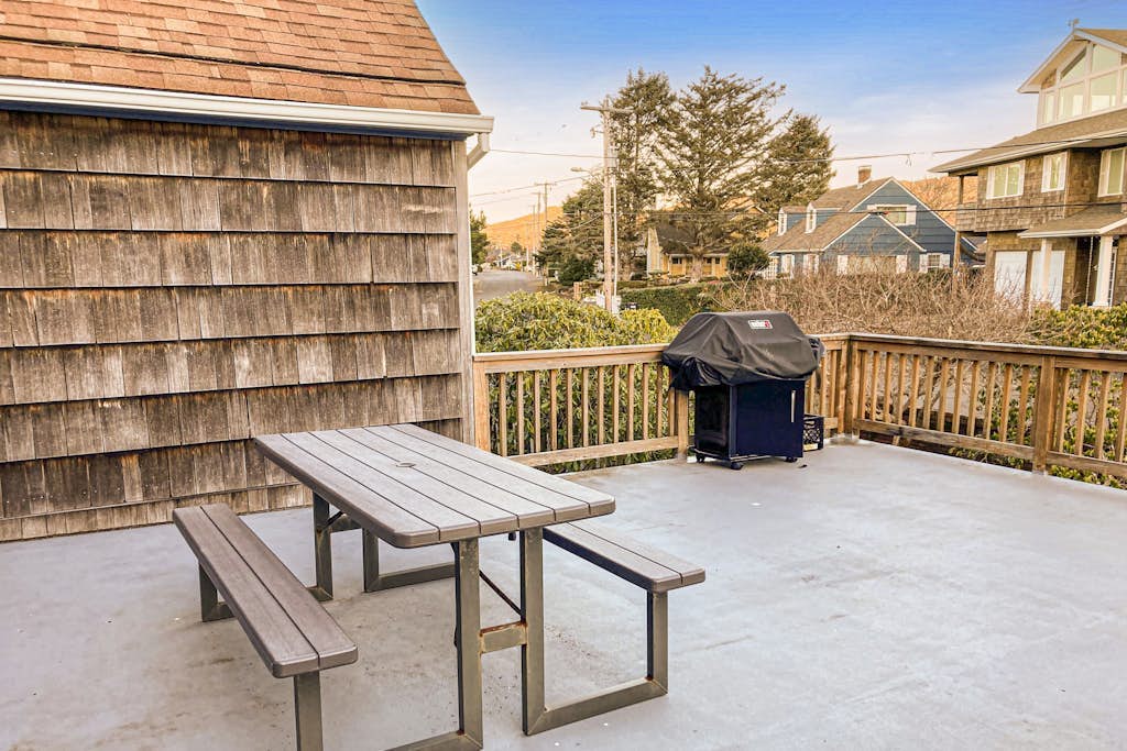 Spacious family friendly home, one block to the beach, with WiFi and game room