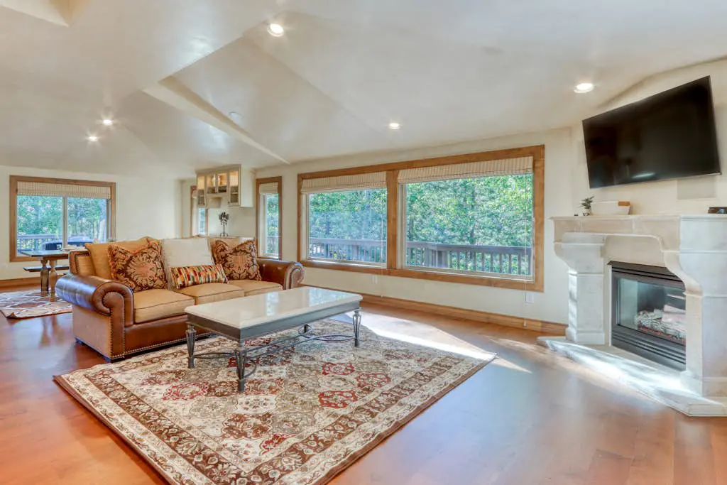 Lovely home with pool, hot tub, sauna, balcony, & washer/dryer