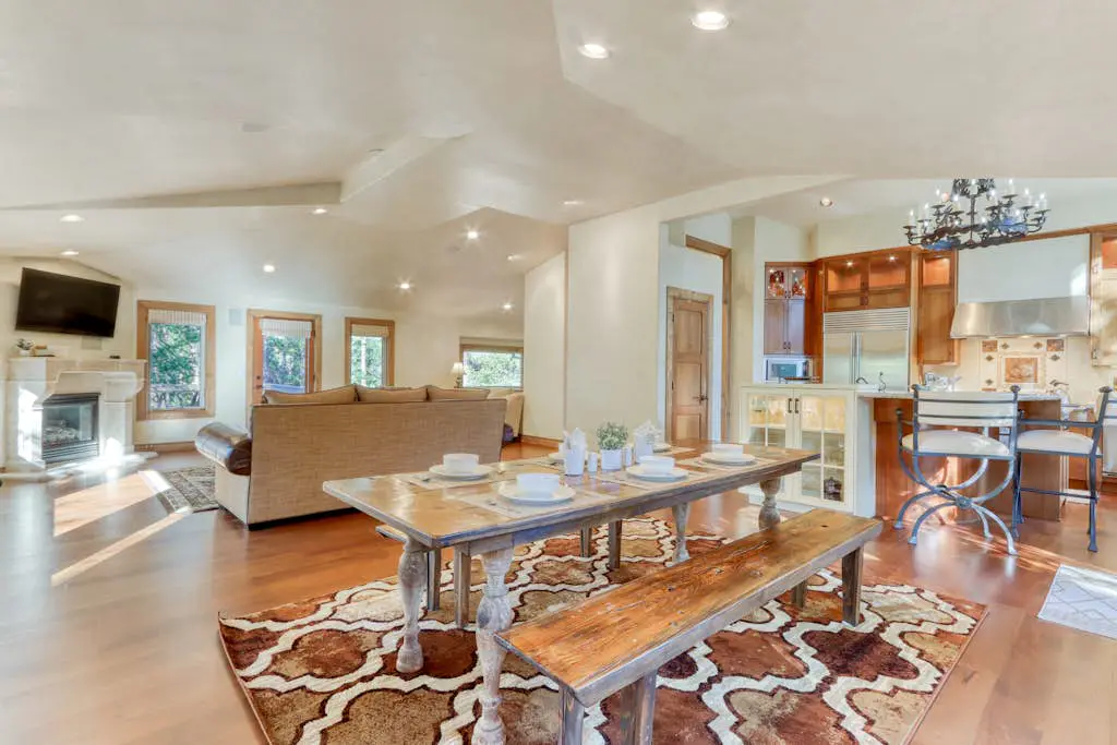 Lovely home with pool, hot tub, sauna, balcony, & washer/dryer
