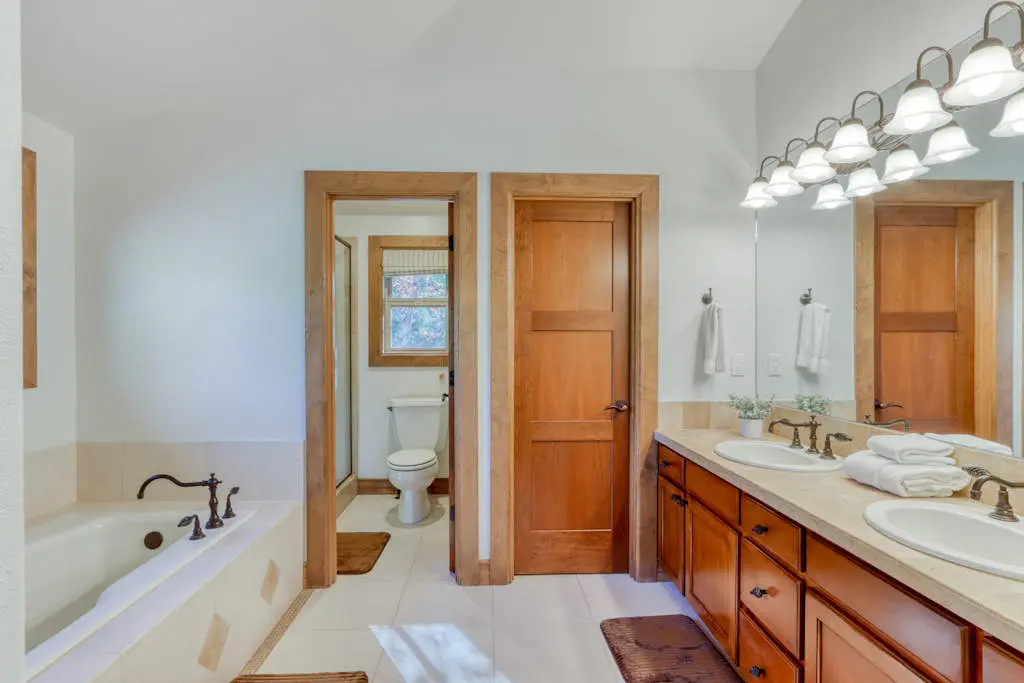Lovely home with pool, hot tub, sauna, balcony, & washer/dryer