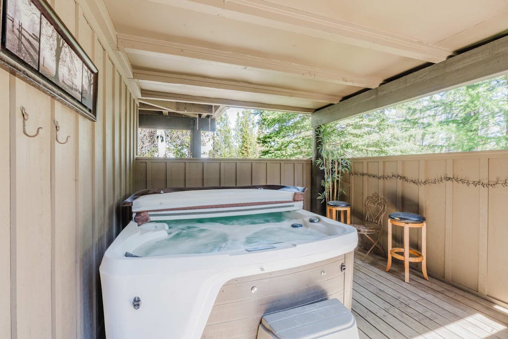 Lovely home with pool, hot tub, sauna, balcony, & washer/dryer