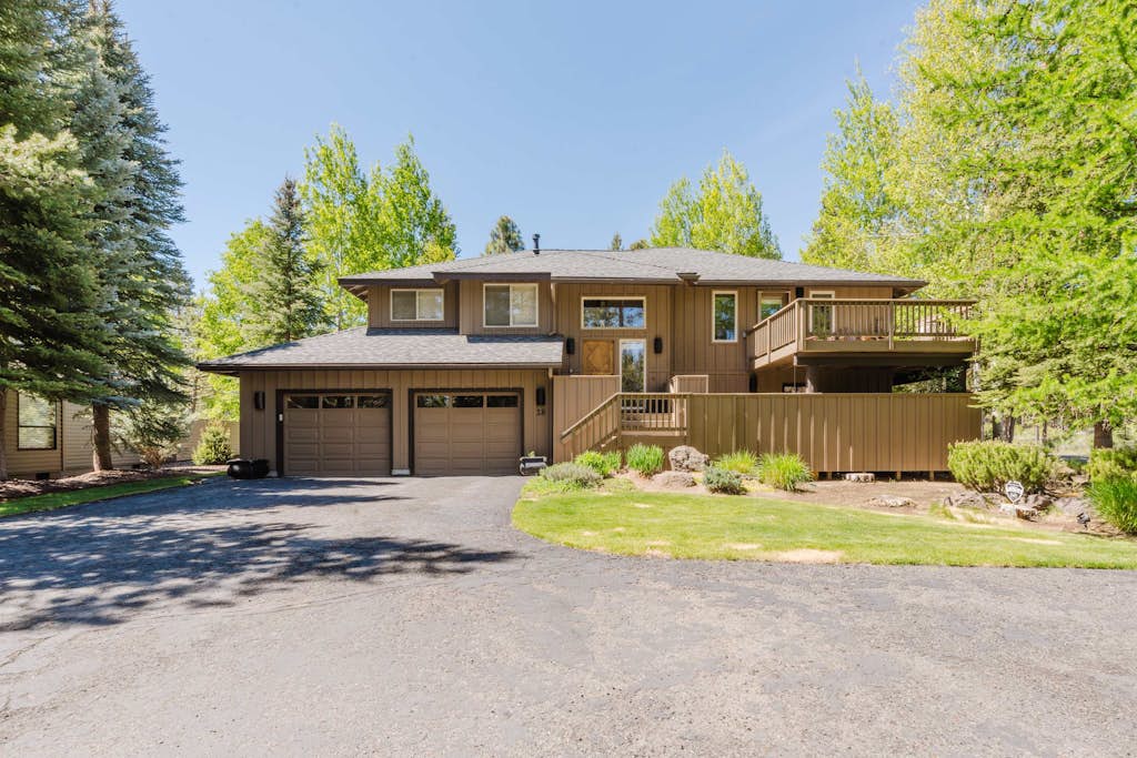 Lovely home with pool, hot tub, sauna, balcony, & washer/dryer