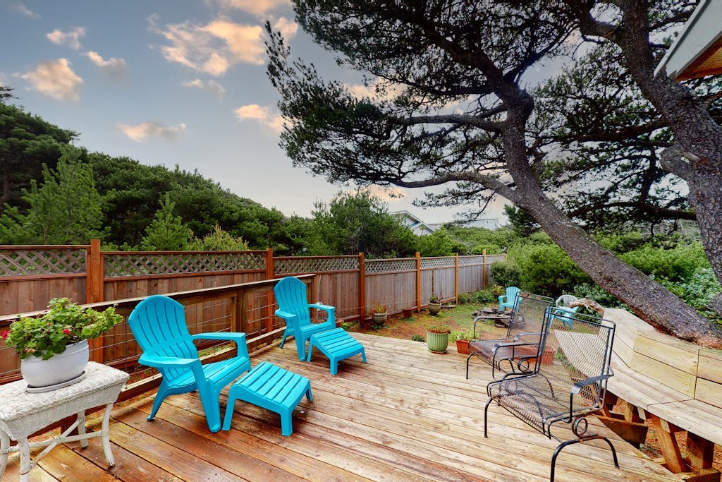 Dog-Friendly Getaway with Outdoor Firepit & Balcony - Steps from Beach Access