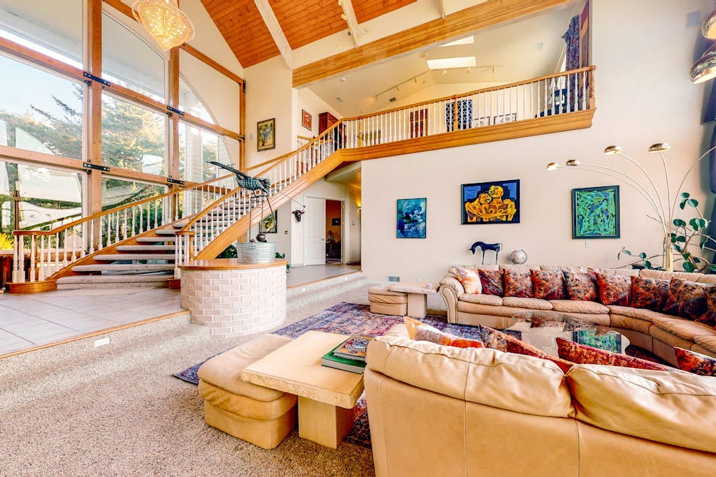 Stunning Spacious Riverfront House with Private Sauna