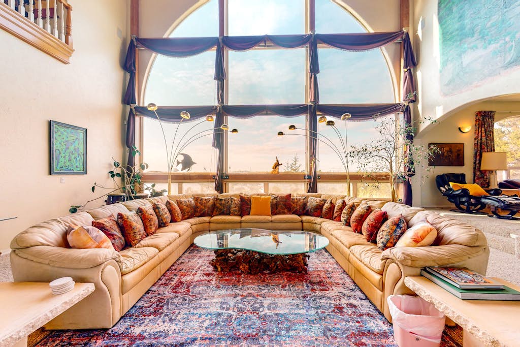 Stunning Spacious Riverfront House with Private Sauna