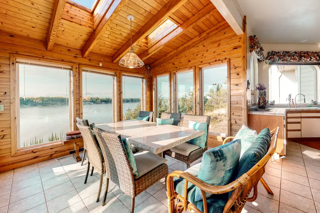 Stunning Spacious Riverfront House with Private Sauna