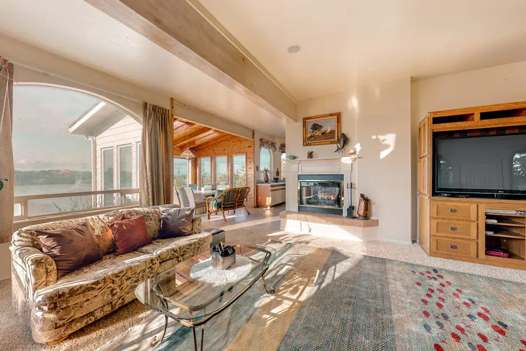 Stunning Spacious Riverfront House with Private Sauna
