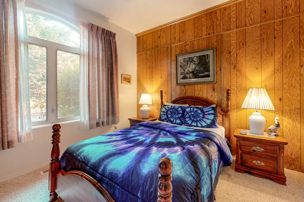 Stunning Spacious Riverfront House with Private Sauna